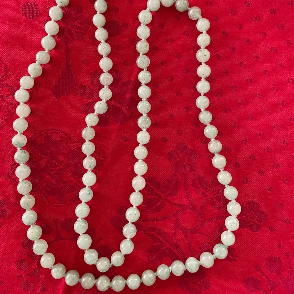 VINTAGE NATURAL LIGHT GREEN JADE BEAD NECKLACE - Picture 3 of 3